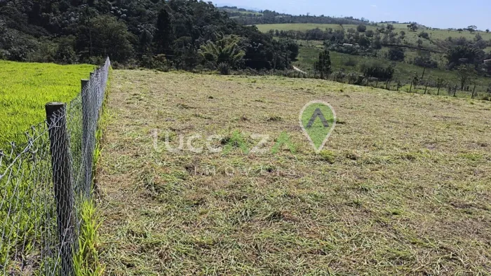 Terreno à venda em Jacareí-SP, bairro Chácaras Santa Maria, 2.100,00 m² de área. Aproveite