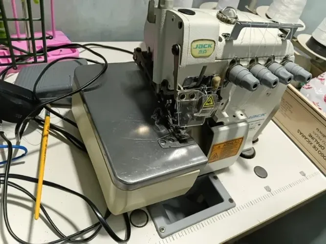Máquina Overlock PONTO CADEIA JACK 804D completa