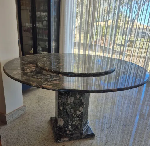 Mesa com centro giratório