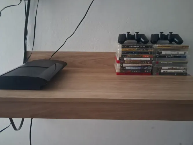Ps3 com 2 controles com 20 jogos midia fisica e 8 jogos mídia digital