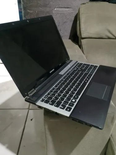 Samsung RF511 com Defeito na Tela - Ideal para Peças ou Conserto