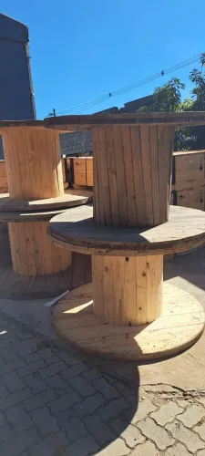 Bobina de madeira / mesa