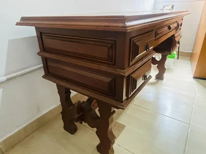Escrivaninha em madeira maciça (mógno)
