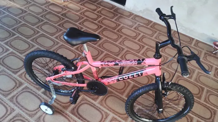 Vendo bicicleta infantil ,aro 20 cor laranja ,somente marca do tempo, nunca usada.