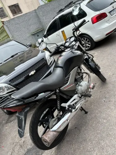 Vendo moto ,pneu super city novos ,roda Scud nova ,freio Stander ,não aceito trocas .