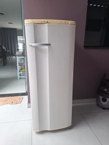 Vende se geladeira
