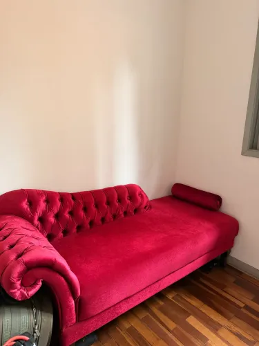 Chaise Longue / Divã Clássico em Veludo Vermelho Capitonê