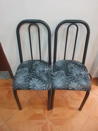 Conjunto 2 cadeiras pretas com assento floral - Usado em ótimo estado