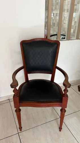 VENDO CADEIRAS DE MADEIRA MACIÇA 