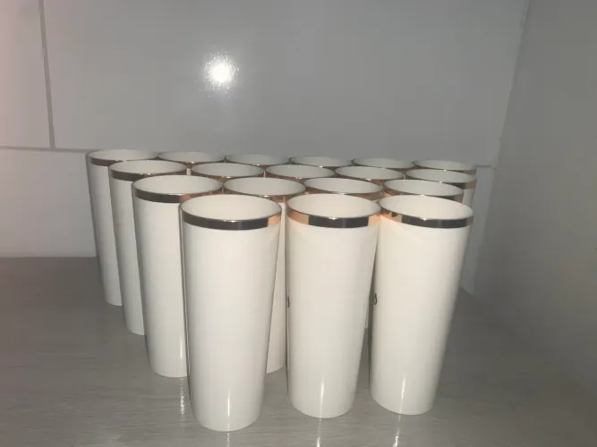 Copos grandes para comemoração branco e dourado.