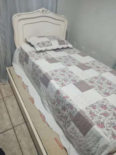 Jogo de quarto em madeira esculpida 