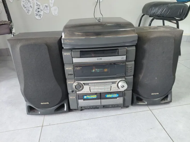 Som aiwa antigo com defeito