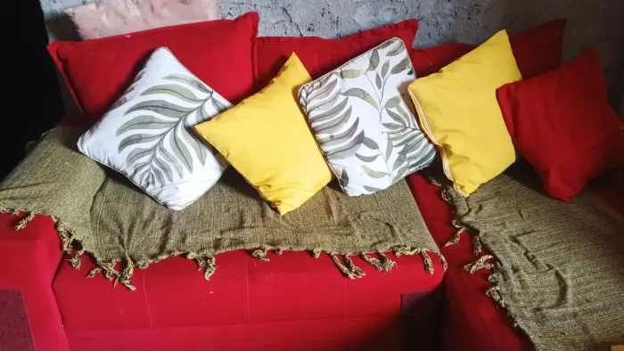 Sofá de canto vermelho usado , está com arranhador de gatos do lado mais são fácil 