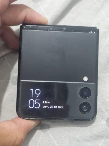 Zflip 5 tanque trocar o display de resto tudo ok ,retirada estação de metrô inhauma