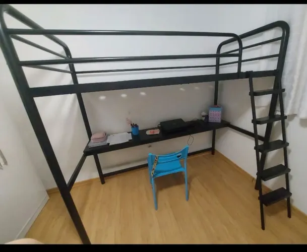 Cama sistema quarto integrado com escrivaninha Tok Stok preta com cama auxiliar inclusa