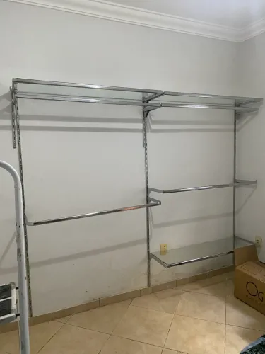 Conjunto de Araras Cremalheira Cromadas com Vidro (1,20m) - Perfeito Estado