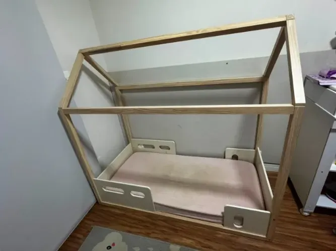 Cama Montessoriana Casinha + Colchão + Lençol | Usada em Ótimo Estado