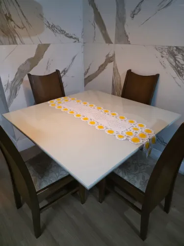 Mesa de Jantar de 4 lugares
