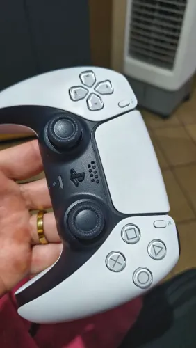 Controle original ps5 veio no meu vídeo game. Tá zero.  300 sem menos 