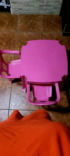 Mesa de criança, usada tanto para alimentação quanto para pinturas.