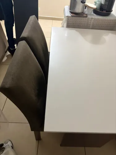 Mesa de jantar madeira com duas cadeiras 