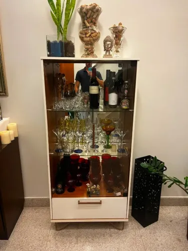 Cristaleira com Portas de Vidro, Espelho e Adega