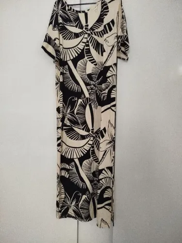 Roupas variadas e bolsas