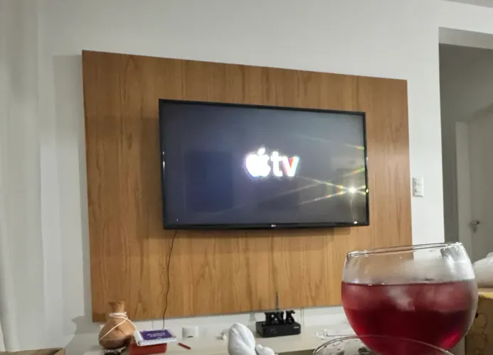 PAINEL PARA TV EM MDF - MODERNO, ELEGANTE E EM EXCELENTE ESTADO!