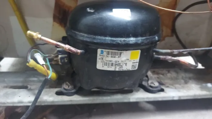Vendo motor de geladeira grande funcionando Muito bem ENTREGO.