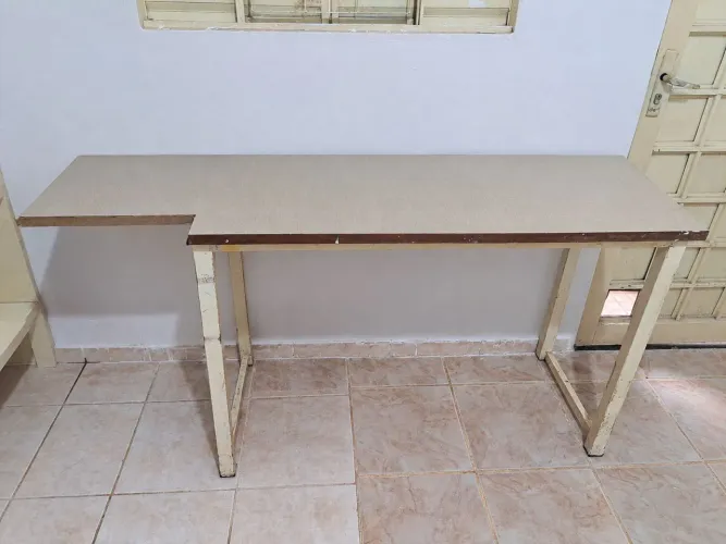 Vendo mesa de madeira maciça!