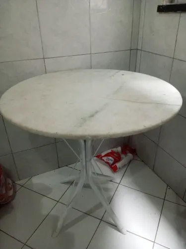 Mesa redonda 4 lugares com trampo de granito
