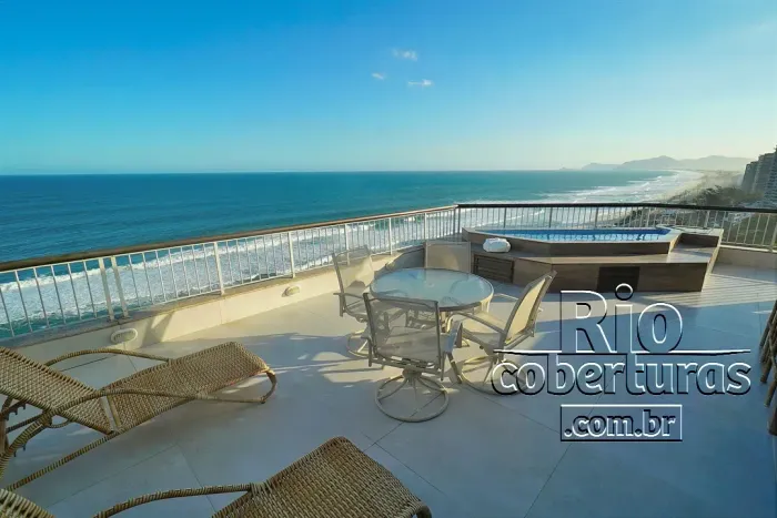 Cobertura à venda na Avenida Lucio Costa. Barra da Tijuca. Vista mar.