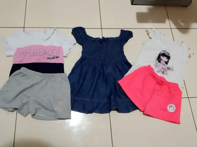 Lote de roupas infantis