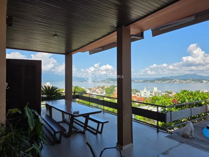 Casa Vista Mar Jd. Itaguaçu.