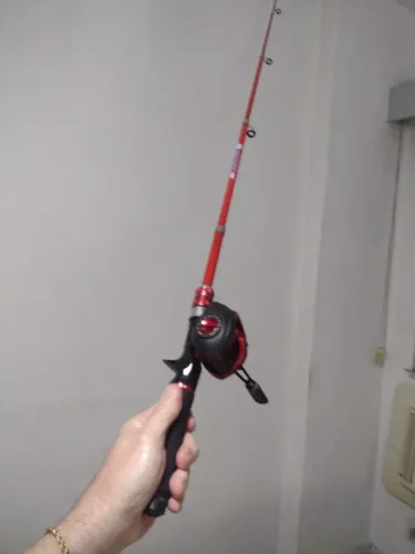 Carretilha pesca sem uso no centro de São Gonçalo