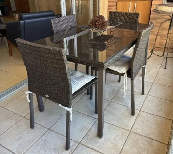 Mesa de jantar com 4 cadeiras