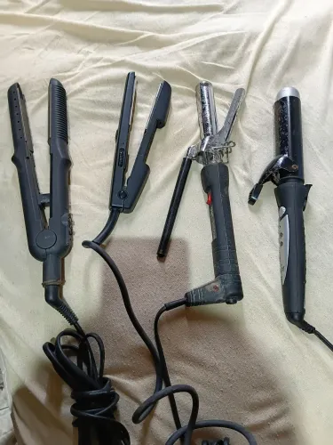 Vende-se esses 4 objetos para cabelo,todos bons pranchas e etc