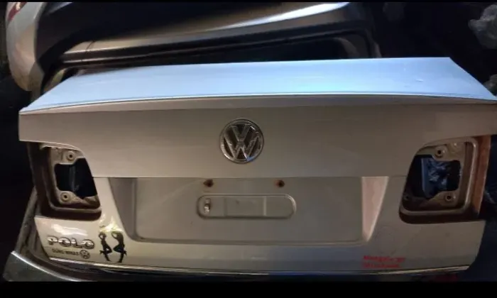 Tampa traseira VW polo sedan.