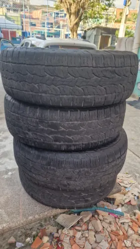 Vende-se 2 jogos de pneus 245/70/16 $ 280,00 cada