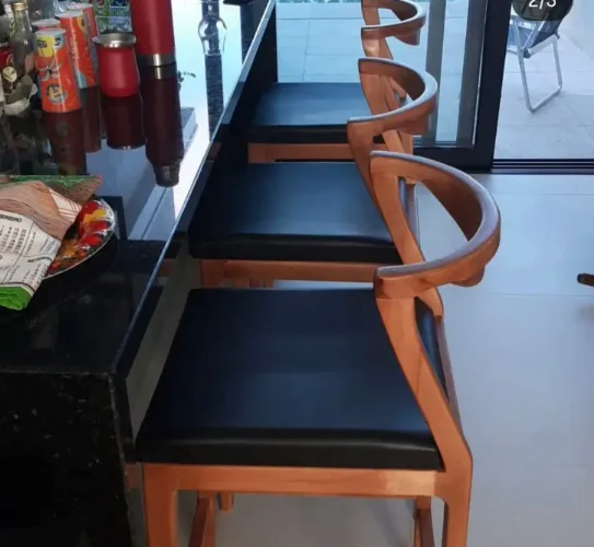 Banquetas em madeira maciça com estofado