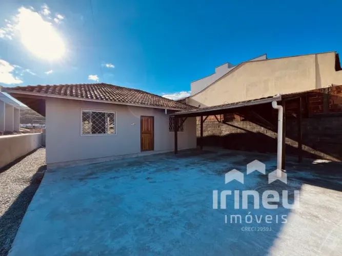 Casa residencial com amplo terreno e 2 quartos em região nobre de Araquari!