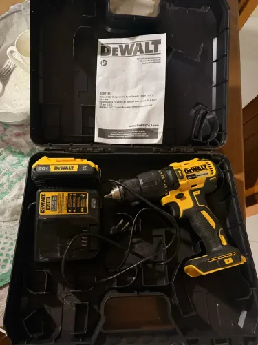 Parafusadeira/furadeira dewalt 20v nova!