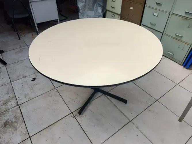 Mesa de Reunião Redonda - Cor Bege - Base de Ferro