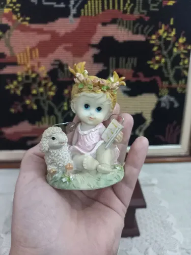 Miniatura Menininha em resina