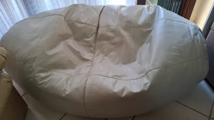 Puff Gigante, enchimento com flocos de isopor, courino Gelo