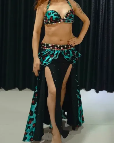 Figurino preto e verde