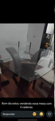 Mesa com quatro cadeiras