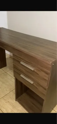 Mesa de escritório com gavetas