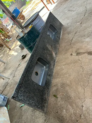 Pia de mármore com duas cubas