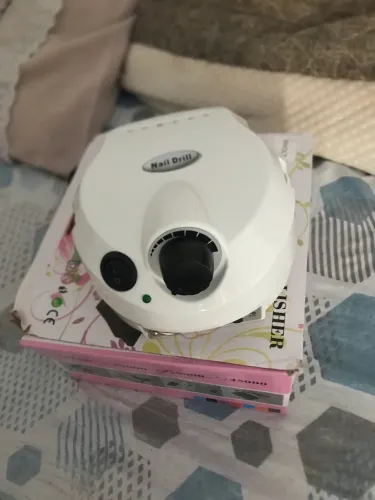 Cabine UV/LED e um motor de unha